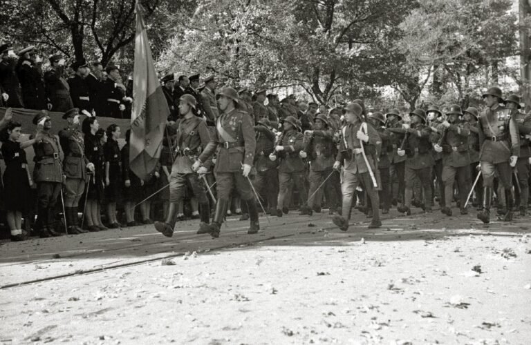 Así desfilaba el Ejército franquista bajo los símbolos de la Inmaculada (Madrid, 1945)